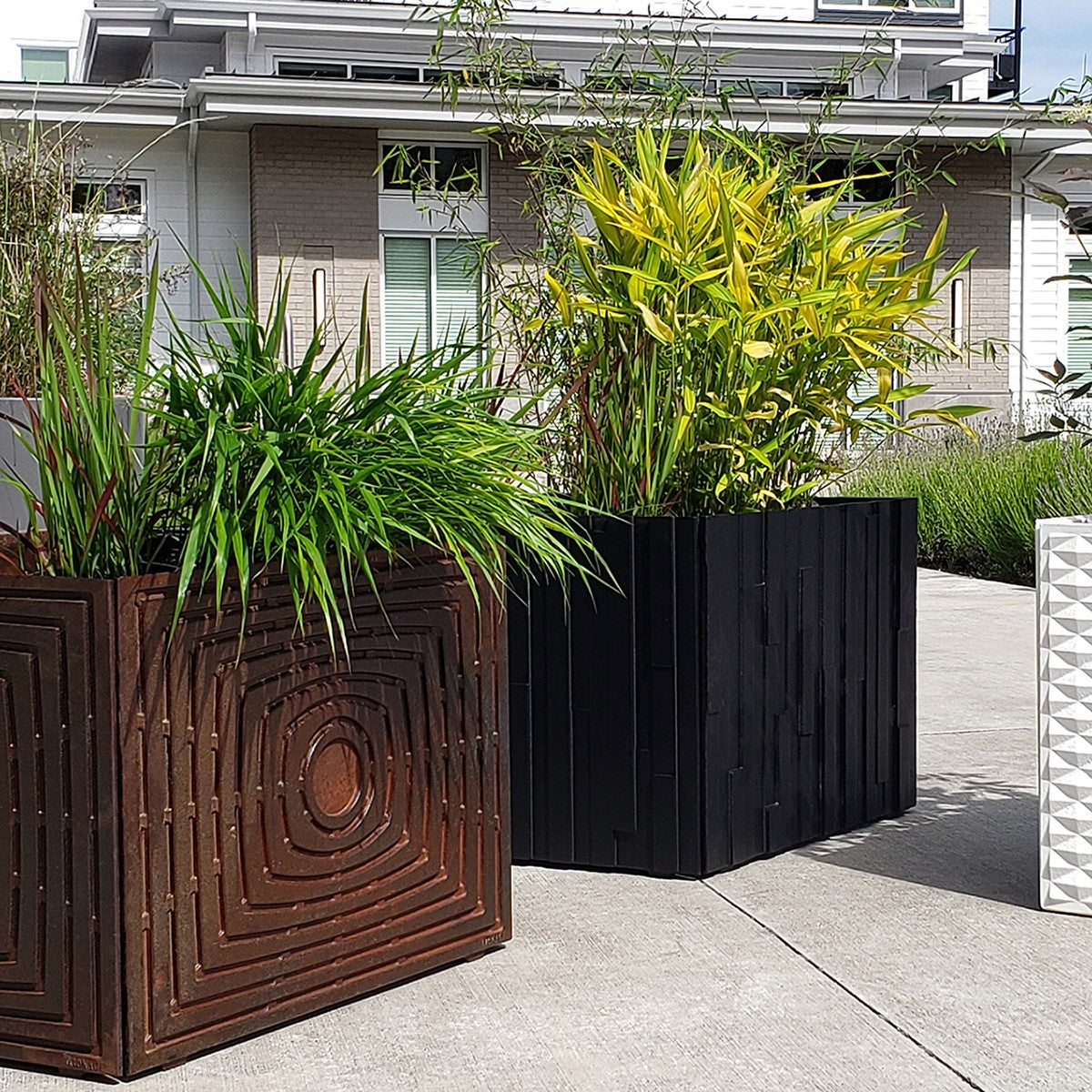 Divisadero Cast Ductile Iron Planter Box 610 x 457mm (24 x 18 Inch)