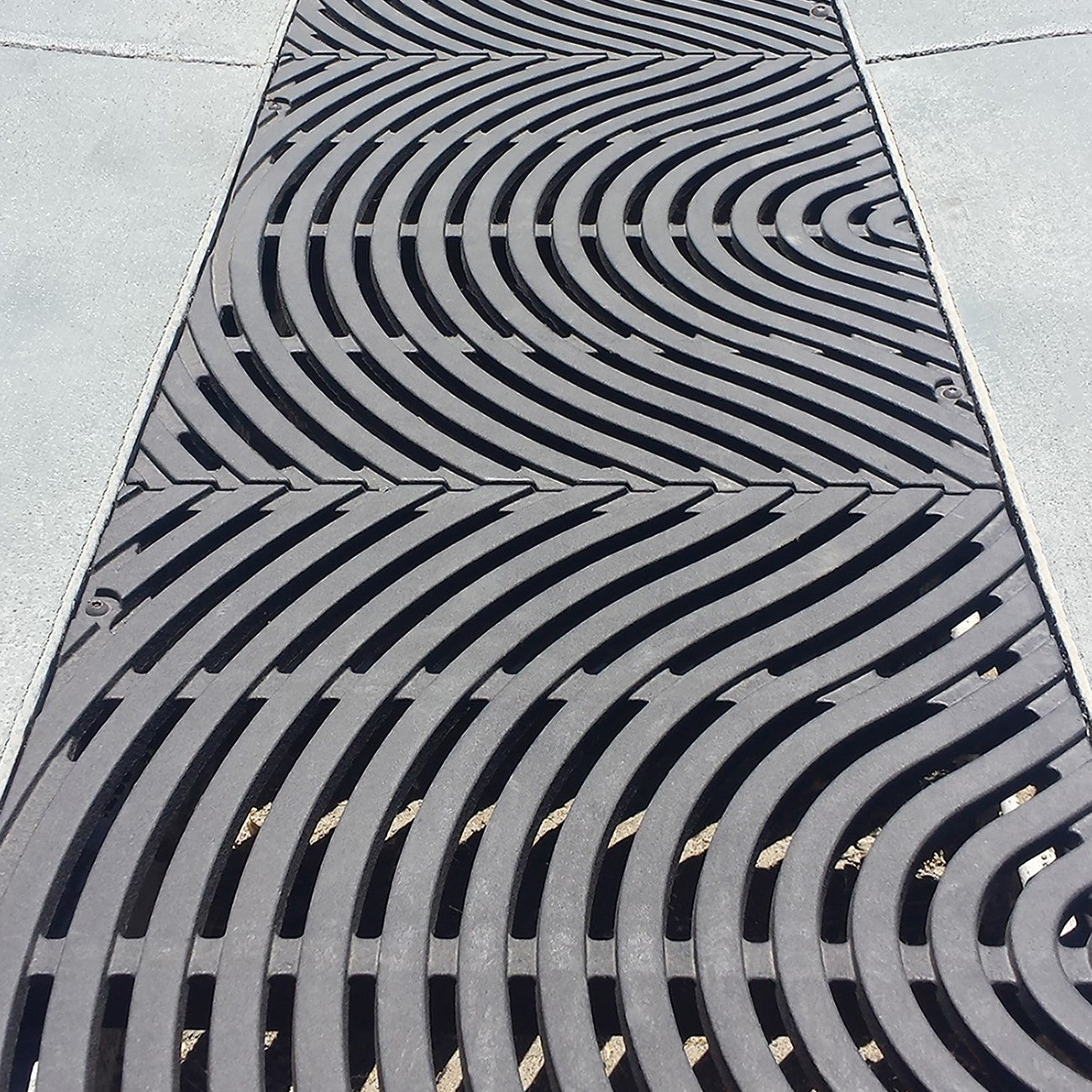 Ground Swell Heavy Duty Cast Iron Channel Drain Grate 633 x 456mm Heel Proof (25 x 18 Inch)
