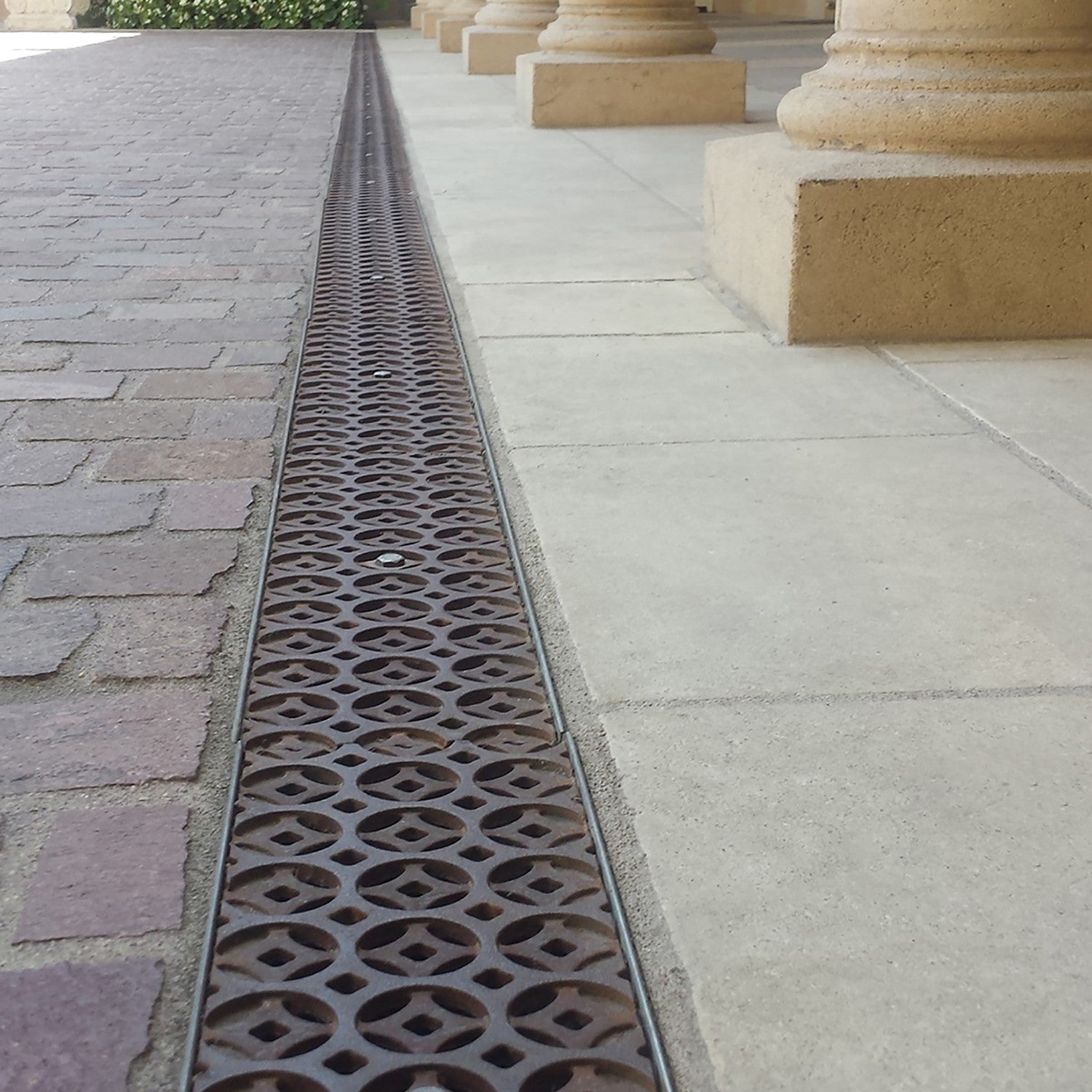 Interlaken Cast Iron Channel Drain Grate 499 x 122mm Heel Proof (20 x 5 Inch)