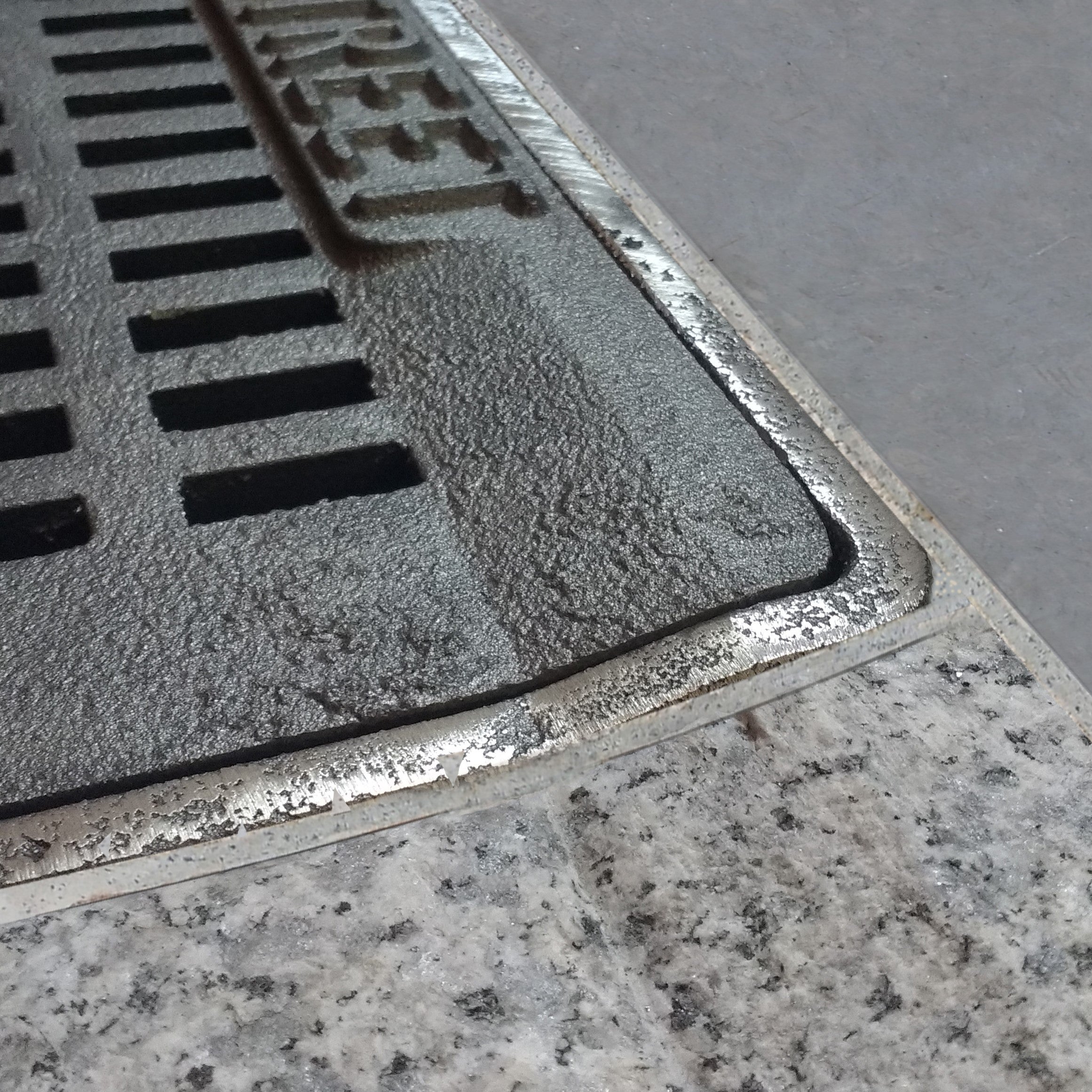 Couvercle de caniveau carré en fonte Locust, 295 mm, résistant aux talons (12 pouces)