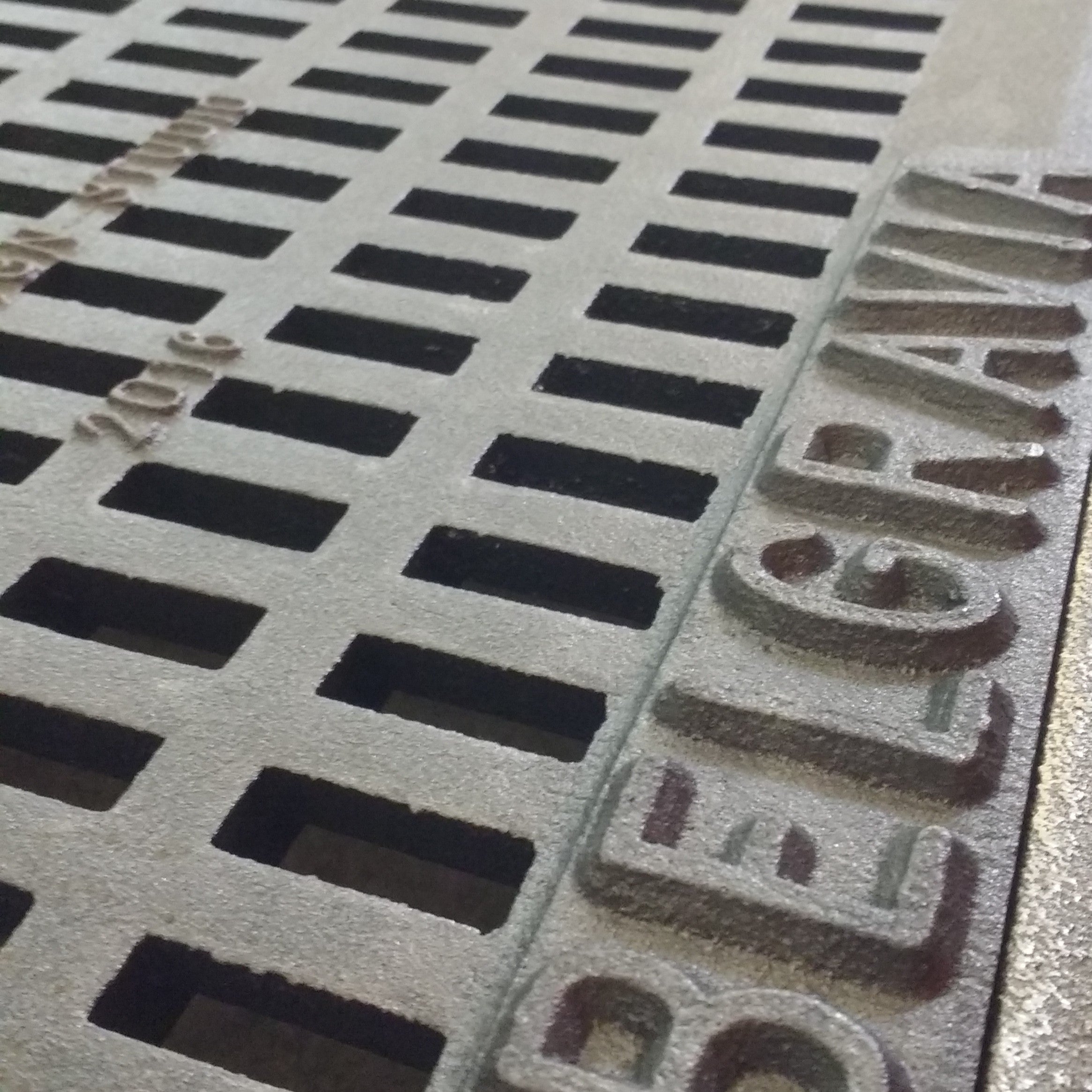 Couvercle de caniveau carré en fonte Locust, 295 mm, résistant aux talons (12 pouces)