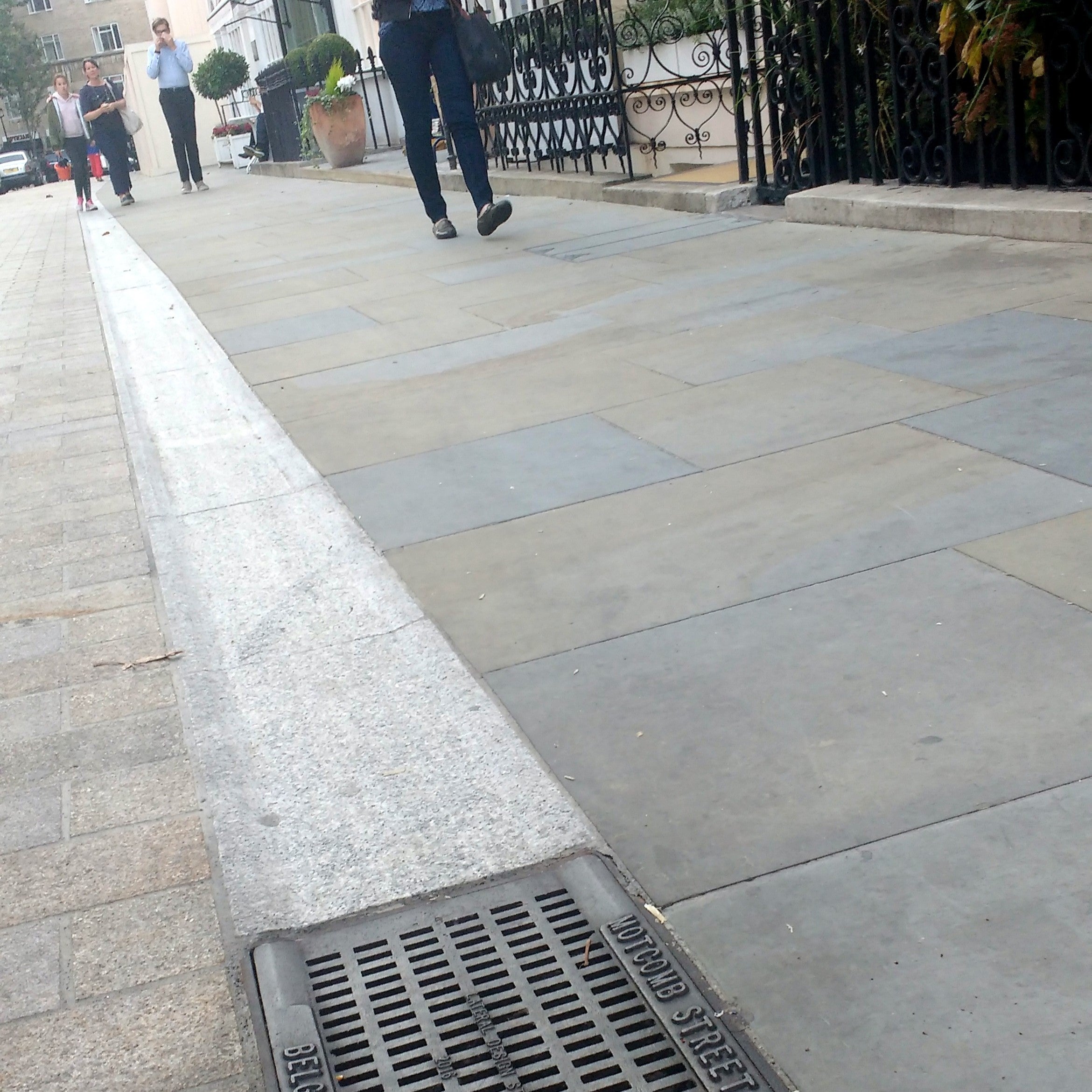 Couvercle de caniveau carré en fonte Locust, 295 mm, résistant aux talons (12 pouces)