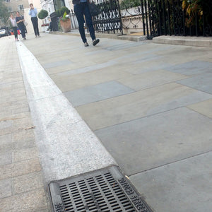 Couvercle de caniveau carré en fonte Locust, 295 mm, résistant aux talons (12 pouces)